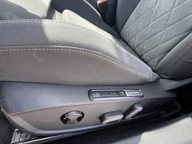 Volkswagen GOLF 1.5 eTSI Style | Nieuw Binnen! | Pano | Memory | ACC