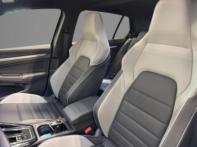 Volkswagen GOLF 1.5 eHybrid 272pk DSG GTE · Panoramadak · Leder · Wegklapbare Trekhaak · Stoelventilatie · Camera · Dodehoek Detectie · 18'' Inch · Garantie t/m 30-0-2030 of 100.000km