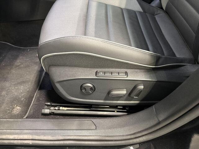 Volkswagen GOLF 1.5 eHybrid 272pk DSG GTE · Panoramadak · Leder · Wegklapbare Trekhaak · Stoelventilatie · Camera · Dodehoek Detectie · 18'' Inch · Garantie t/m 30-0-2030 of 100.000km
