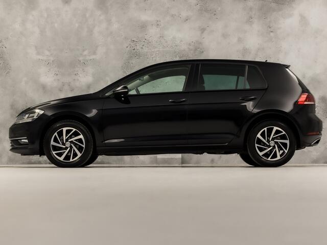 Volkswagen GOLF 1.0 TSI Sportline (APPLE CARPLAY, GROOT NAVI, CLIMATE, STOELVERWARMING, SPORTSTOELEN, LM VELGEN, GETINT GLAS, PARKEERSENSOREN, NIEUWSTAAT)