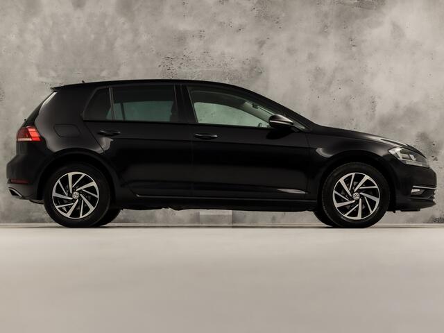 Volkswagen GOLF 1.0 TSI Sportline (APPLE CARPLAY, GROOT NAVI, CLIMATE, STOELVERWARMING, SPORTSTOELEN, LM VELGEN, GETINT GLAS, PARKEERSENSOREN, NIEUWSTAAT)