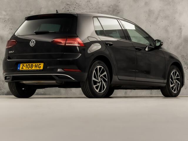 Volkswagen GOLF 1.0 TSI Sportline (APPLE CARPLAY, GROOT NAVI, CLIMATE, STOELVERWARMING, SPORTSTOELEN, LM VELGEN, GETINT GLAS, PARKEERSENSOREN, NIEUWSTAAT)