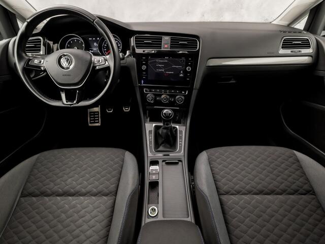 Volkswagen GOLF 1.0 TSI Sportline (APPLE CARPLAY, GROOT NAVI, CLIMATE, STOELVERWARMING, SPORTSTOELEN, LM VELGEN, GETINT GLAS, PARKEERSENSOREN, NIEUWSTAAT)