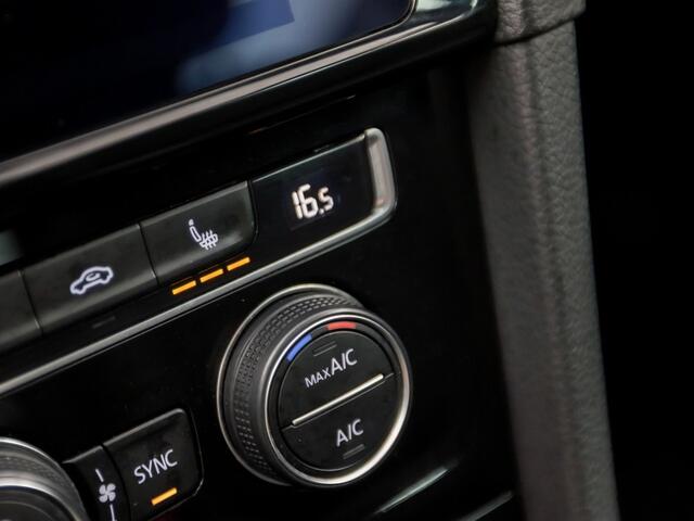 Volkswagen GOLF 1.0 TSI Sportline (APPLE CARPLAY, GROOT NAVI, CLIMATE, STOELVERWARMING, SPORTSTOELEN, LM VELGEN, GETINT GLAS, PARKEERSENSOREN, NIEUWSTAAT)
