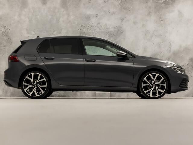 Volkswagen GOLF 1.5 TSI Sport 150Pk Automaat (APPLE CARPLAY, GROOT NAVI, STUUR/STOELVERWARMING, SPORTSTOELEN, GETINT GLAS, SFEERVERLICHTING, KEYLESS, NIEUWSTAAT)