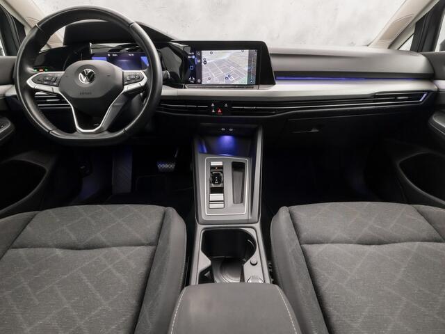 Volkswagen GOLF 1.5 TSI Sport 150Pk Automaat (APPLE CARPLAY, GROOT NAVI, STUUR/STOELVERWARMING, SPORTSTOELEN, GETINT GLAS, SFEERVERLICHTING, KEYLESS, NIEUWSTAAT)