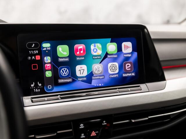 Volkswagen GOLF 1.5 TSI Sport 150Pk Automaat (APPLE CARPLAY, GROOT NAVI, STUUR/STOELVERWARMING, SPORTSTOELEN, GETINT GLAS, SFEERVERLICHTING, KEYLESS, NIEUWSTAAT)