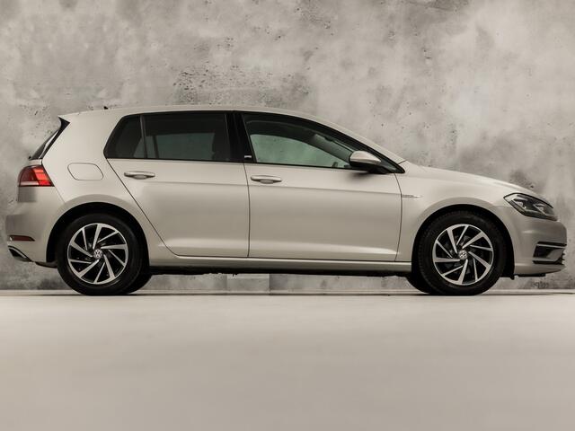 Volkswagen GOLF 1.5 TSI Sportline (APPLE CARPLAY, GROOT NAVI, CLIMATE, LED KOPLAMPEN, STOELVERWARMING, SPORTSTOELEN, GETINT GLAS, LM VELGEN, ADAPTIVE CRUISE, PARKEERSENSOREN, NIEUWSTAAT)