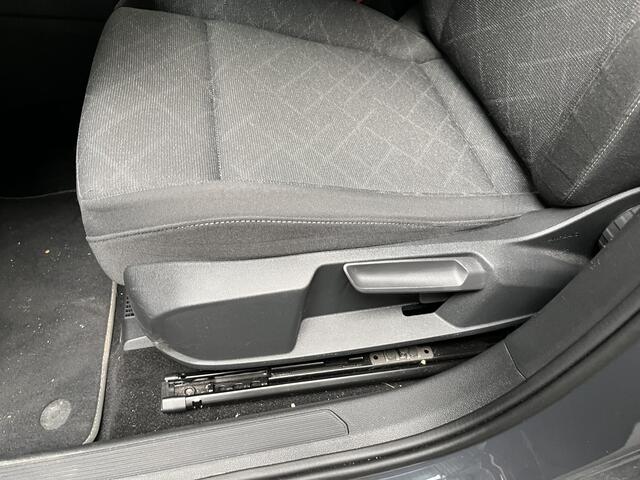 Volkswagen GOLF 1.0 eTSI Life / AUTOMAAT/ CRUISE/ CLIMA/ STOELVERWARMING/ PARK. SENSOREN/ NAVI/ APP-CONNECT