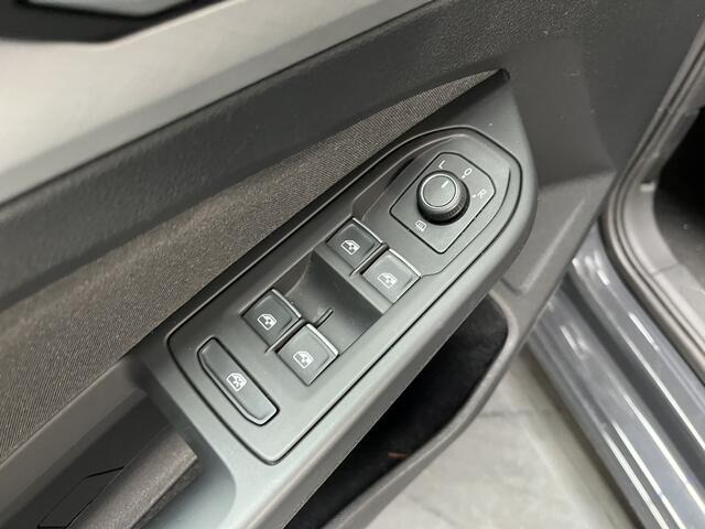 Volkswagen GOLF 1.0 eTSI Life / AUTOMAAT/ CRUISE/ CLIMA/ STOELVERWARMING/ PARK. SENSOREN/ NAVI/ APP-CONNECT