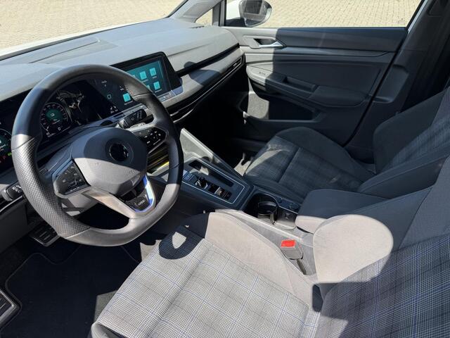 Volkswagen GOLF 1.4 eHybrid GTE ACHTERUIT RIJ CAMERA | NAVIGATIE | CRUISECONTROL | STUUR/STOEL VERWARMING | LED PAKKET | PARKEERSENSOREN | VIRTUEEL COCKPITDISPLAY | APPLE CARPLAY & ANDROID AUTO |