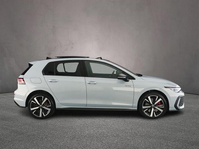Volkswagen GOLF GTE 1.5 TSI eHybrid 272pk DSG Automaat Panoramadak, Lederen bekleding, 360 camera, Adaptive cruise control, Black Style, LED matrix koplampen, Achteruitrijcamera