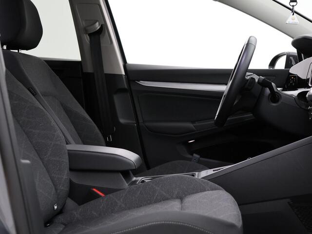 Volkswagen GOLF 1.0 eTSI 110pk DSG Life Business · Camera · Apple/Android Car Play · ACC · Sfeerverlichting · Navigatie · Verkeersbord Detectie · Garantie t/m 06-02-2028 of 100.000km