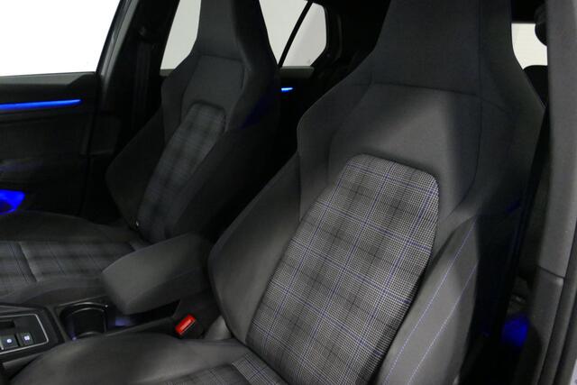 Volkswagen GOLF 1.4 GTE / GTI Look Diffuser / GTI look Spoiler / Maxton Design Bodykit / Matrix LED / Apple Carplay - Android Auto / Stoelverwarming / Ambienteverlichting / Moonstone Grey / 19'' LMV / Achteruitrijcamera / Sport-Chassis / Rode zadels / DCC / Mistverlichti
