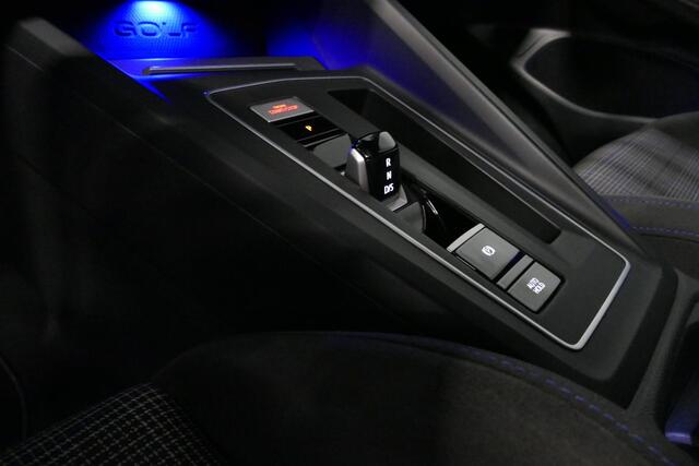 Volkswagen GOLF 1.4 GTE / GTI Look Diffuser / GTI look Spoiler / Maxton Design Bodykit / Matrix LED / Apple Carplay - Android Auto / Stoelverwarming / Ambienteverlichting / Moonstone Grey / 19'' LMV / Achteruitrijcamera / Sport-Chassis / Rode zadels / DCC / Mistverlichti