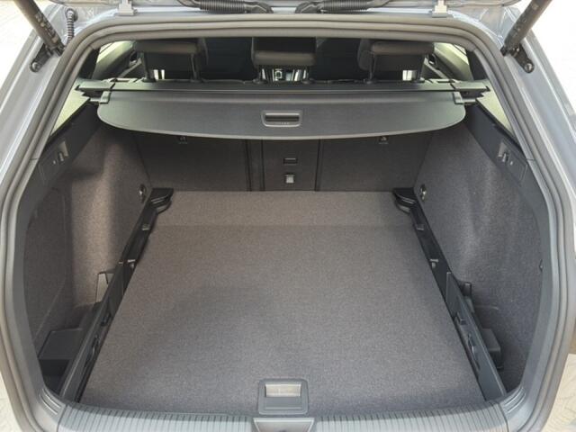 Volkswagen GOLF 1.5 eTSI R-LINE BLACK-STYLE TREKHAAK/360CAM/ELEK-KLEP/ACC/STOELVERW