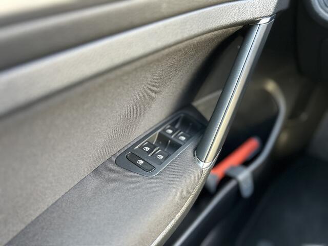 Volkswagen GOLF 1.0 TSI Comfortline | CarPlay | Navigatie | Extra Getint Glas |Lichtmetalen Velgen |