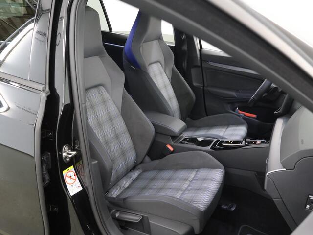 Volkswagen GOLF 1.5 eHybrid GTE | SOH 99% | Panormadak | HUD | Sportstoelen | Navigatie | Virtual Cockpit | 360 Camera | DAB | Matrix LED | Adaptieve Cruise Control | Ele.wegklapbare trekhaak |