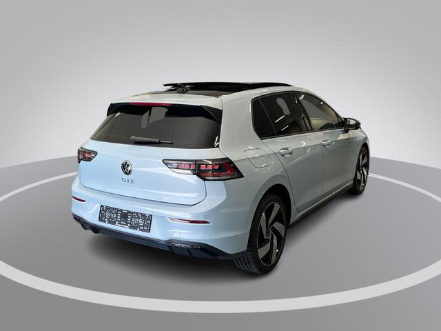 Volkswagen GOLF 1.5 eHybrid 272pk DSG GTE · Panoramadak · 360 Camera · Inklap. Trekhaak · Head-Up Display · Matrix LED · Keyless · DCC · Garantie t/m 26-05-2030 of 100.000km