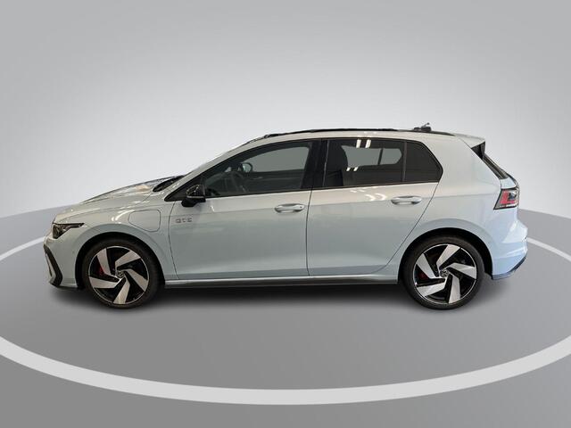 Volkswagen GOLF 1.5 eHybrid 272pk DSG GTE · Panoramadak · 360 Camera · Inklap. Trekhaak · Head-Up Display · Matrix LED · Keyless · DCC · Garantie t/m 26-05-2030 of 100.000km