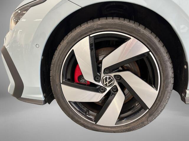 Volkswagen GOLF 1.5 eHybrid 272pk DSG GTE · Panoramadak · 360 Camera · Inklap. Trekhaak · Head-Up Display · Matrix LED · Keyless · DCC · Garantie t/m 26-05-2030 of 100.000km