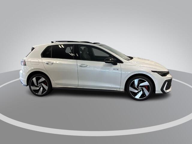 Volkswagen GOLF 1.5 eHybrid 272pk DSG GTE · Panoramadak · Camera · Inklap. Trekhaak · Leder Vienna · Head-Up Display · Stuur-& Stoelverwarming + verkoeling · Garantie t/m 15-06-2030 of 100.000km