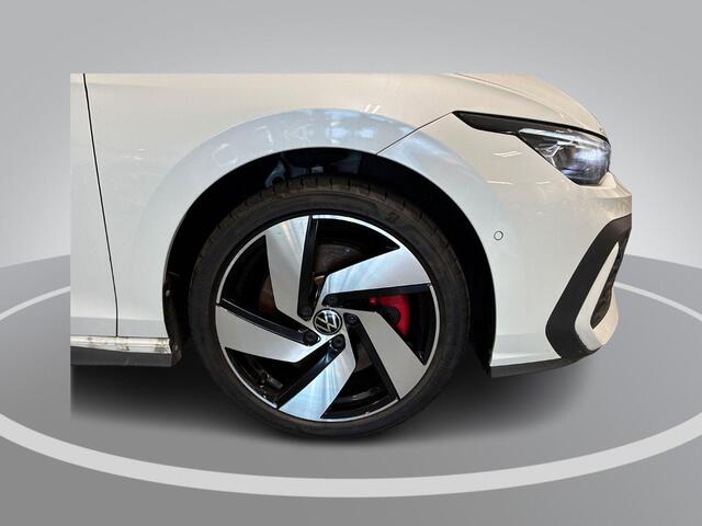 Volkswagen GOLF 1.5 eHybrid 272pk DSG GTE · Panoramadak · Camera · Inklap. Trekhaak · Leder Vienna · Head-Up Display · Stuur-& Stoelverwarming + verkoeling · Garantie t/m 15-06-2030 of 100.000km