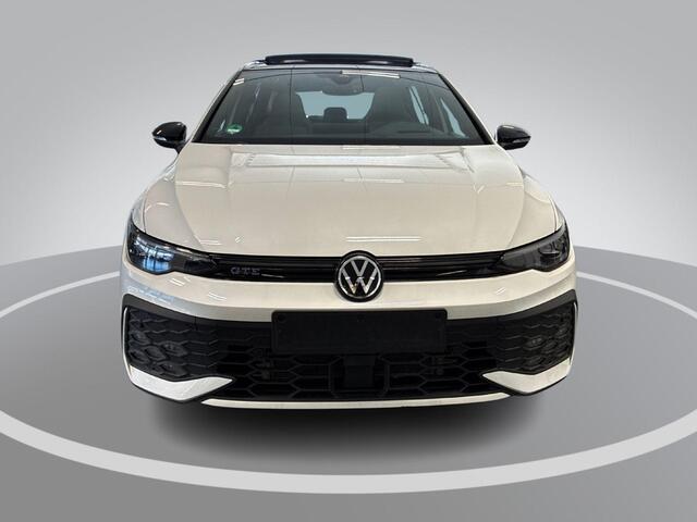 Volkswagen GOLF 1.5 eHybrid 272pk DSG GTE · Panoramadak · Camera · Inklap. Trekhaak · Leder Vienna · Head-Up Display · Stuur-& Stoelverwarming + verkoeling · Garantie t/m 15-06-2030 of 100.000km