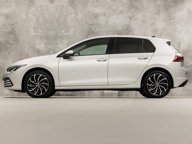 Volkswagen GOLF 1.5 TSI Sport (APPLE CARPLAY, GROOT NAVI, 4 CILINDER, STUUR/STOELVERWARMING, PARKEERSENSOREN, SPORTSTOELEN, KEYLESS, GETINT GLAS, NIEUWSTAAT)