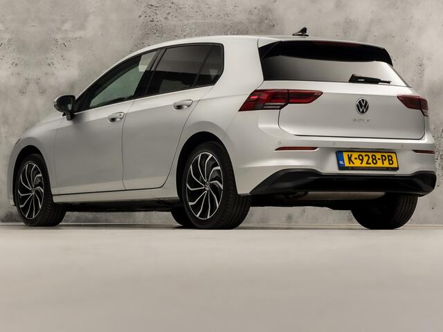 Volkswagen GOLF 1.5 TSI Sport (APPLE CARPLAY, GROOT NAVI, 4 CILINDER, STUUR/STOELVERWARMING, PARKEERSENSOREN, SPORTSTOELEN, KEYLESS, GETINT GLAS, NIEUWSTAAT)