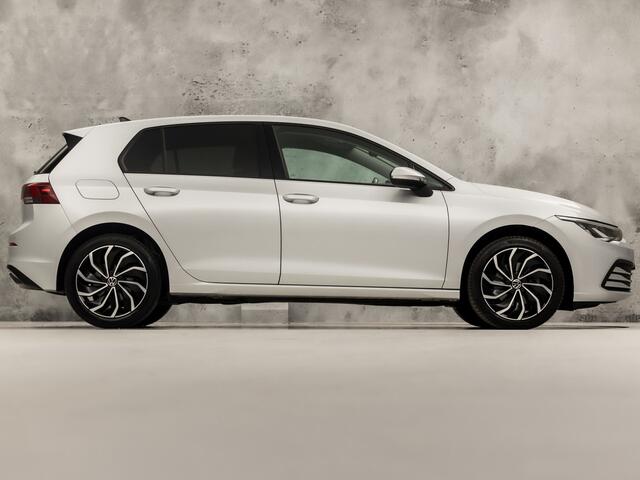 Volkswagen GOLF 1.5 TSI Sport (APPLE CARPLAY, GROOT NAVI, 4 CILINDER, STUUR/STOELVERWARMING, PARKEERSENSOREN, SPORTSTOELEN, KEYLESS, GETINT GLAS, NIEUWSTAAT)