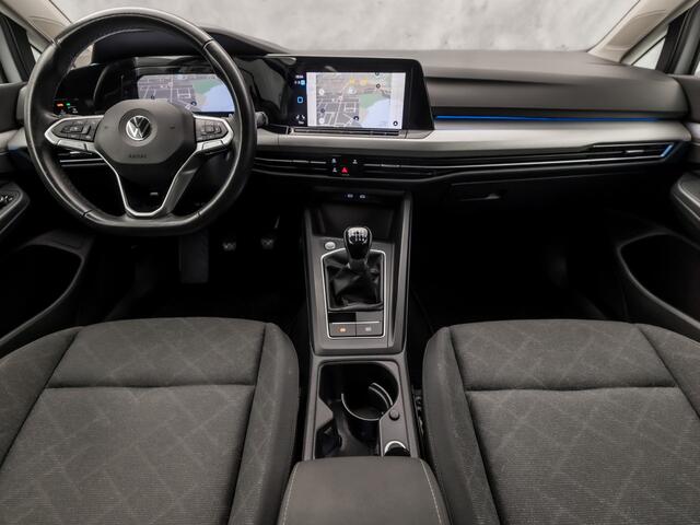 Volkswagen GOLF 1.5 TSI Sport (APPLE CARPLAY, GROOT NAVI, 4 CILINDER, STUUR/STOELVERWARMING, PARKEERSENSOREN, SPORTSTOELEN, KEYLESS, GETINT GLAS, NIEUWSTAAT)