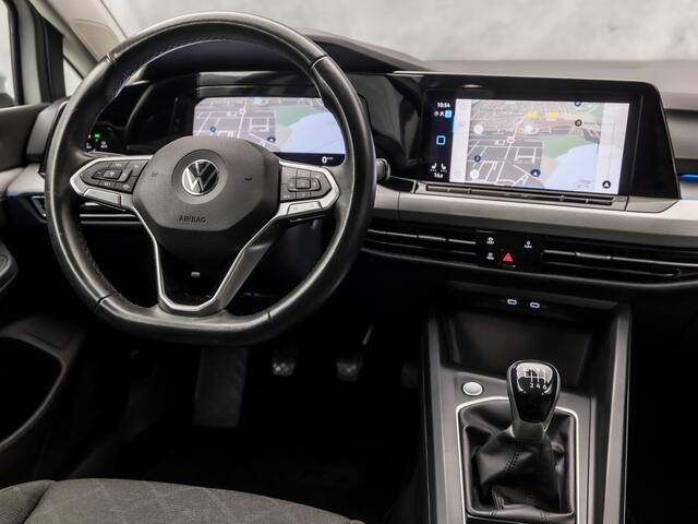 Volkswagen GOLF 1.5 TSI Sport (APPLE CARPLAY, GROOT NAVI, 4 CILINDER, STUUR/STOELVERWARMING, PARKEERSENSOREN, SPORTSTOELEN, KEYLESS, GETINT GLAS, NIEUWSTAAT)