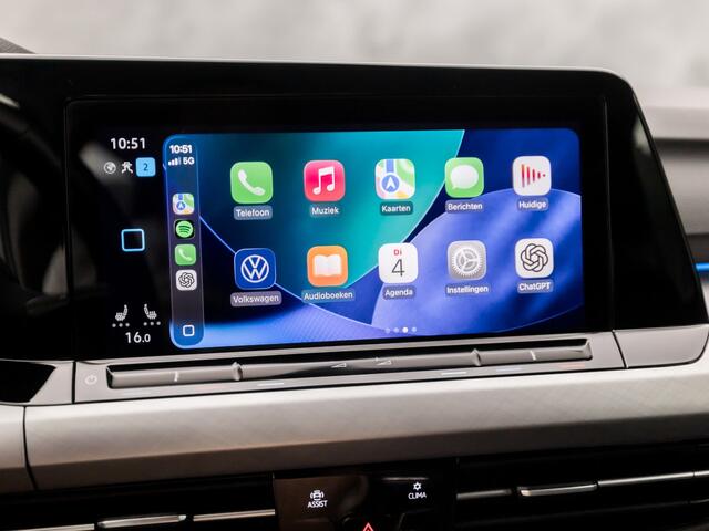 Volkswagen GOLF 1.5 TSI Sport (APPLE CARPLAY, GROOT NAVI, 4 CILINDER, STUUR/STOELVERWARMING, PARKEERSENSOREN, SPORTSTOELEN, KEYLESS, GETINT GLAS, NIEUWSTAAT)