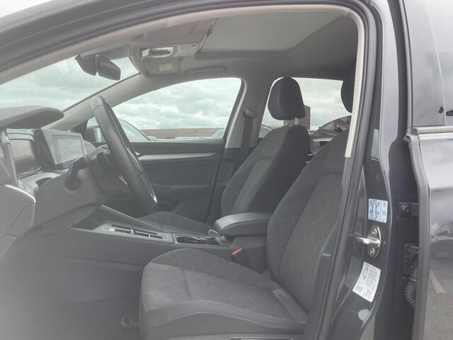 Volkswagen GOLF 1.5 eTSI 130PK DSG Life / Panoramadak / Trekhaak / Digital Cockpit Pro / App Connect / 17'' LMV / VW