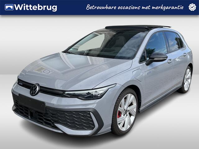 Volkswagen GOLF 1.5 eHybrid GTE / GARANTIE TM 08-2030/ 272 PK/ AUTOMAAT/ PANO/ KEYLESS/ CRUISE/ NAVI/ APP-CONNECT/ PARK. SENSOREN/ 360 CAMERA/ HEAD-UP/ STUUR-STOELVERWARMING