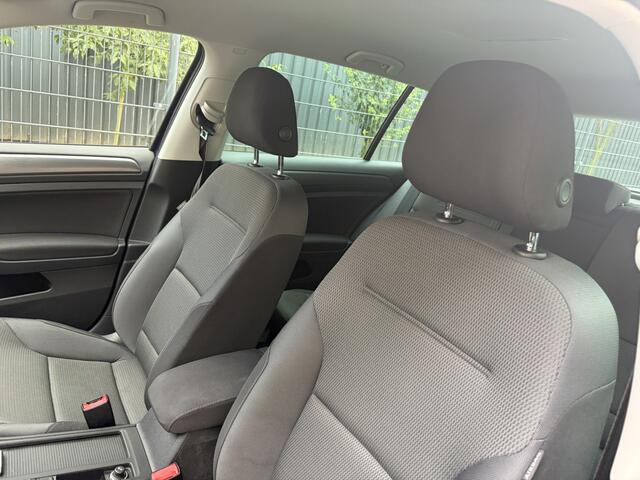 Volkswagen GOLF 1.0 TSI Comfortline / 5-DEURS / NAVI / CARPLAY / CRUISE