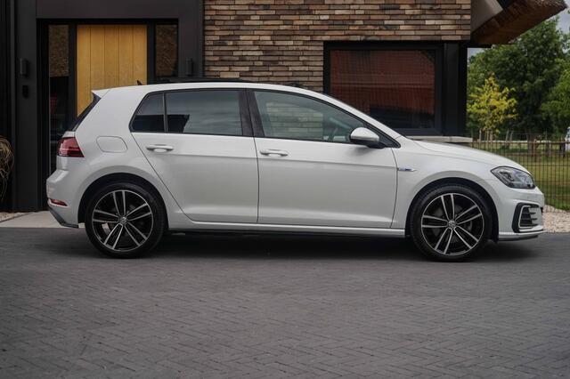 Volkswagen GOLF GTE 7.5 Facelift/Panoramadak/Trkhk/ACC/R-Cam/Parelmoer/87DKM
