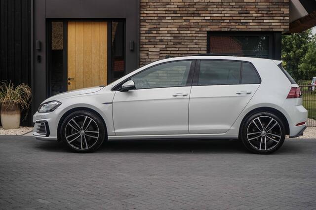 Volkswagen GOLF GTE 7.5 Facelift/Panoramadak/Trkhk/ACC/R-Cam/Parelmoer/87DKM