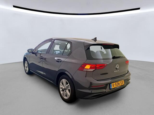 Volkswagen GOLF 1.0 eTSI Life / AUTOMAAT/ CRUISE/ STOELVERWARMING/ KEYLESS/ DIGITAL DASH/ NAVI/ 16'' LMV