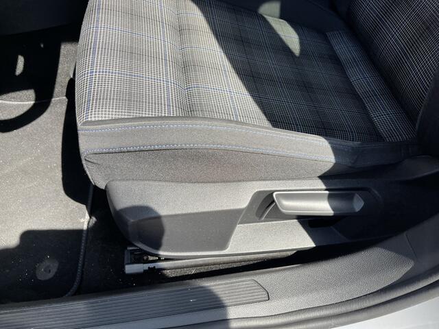 Volkswagen GOLF 1.4 eHybrid GTE / AUTOMAAT/ 245 PK/ CAMERA/ STUUR+STOELVERWARM./ ACC/ APP-CONNECT/ DIGITAL DASH/ RIJ-MODI/ KEYLESS/ NAVI/ DAB/ CLIMA/ LED/ 18'' LMV