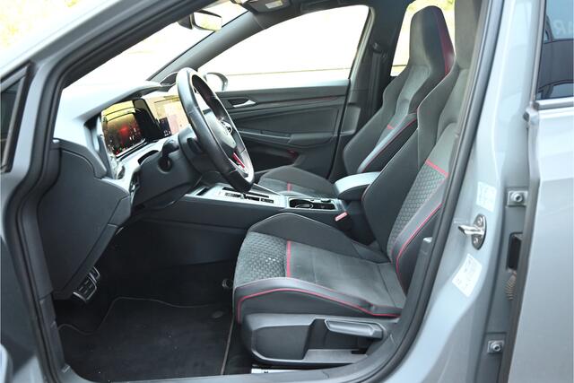 Volkswagen GOLF 2.0 TSI GTI CLUBSPORT 300 PK / PANO / IQ LIGHT / HARMAN KARDON / HEAD UP DISPLAY / MOONSTONE GREY
