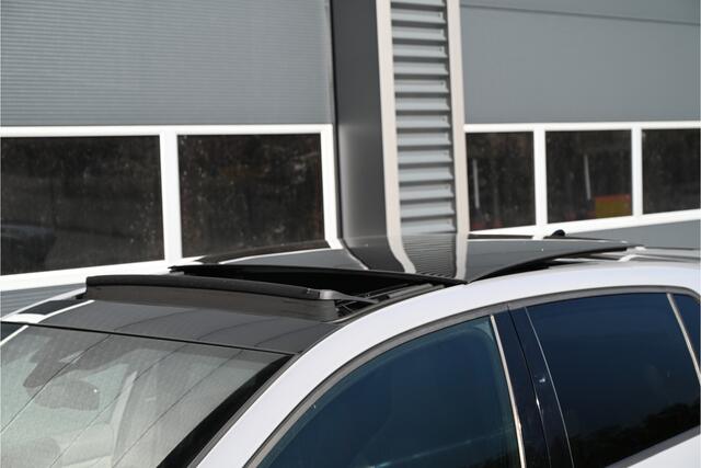 Volkswagen GOLF 2.0 TSI GTI CLUBSPORT 300 PK / PANO / IQ LIGHT / HARMAN KARDON / HEAD UP DISPLAY / MOONSTONE GREY