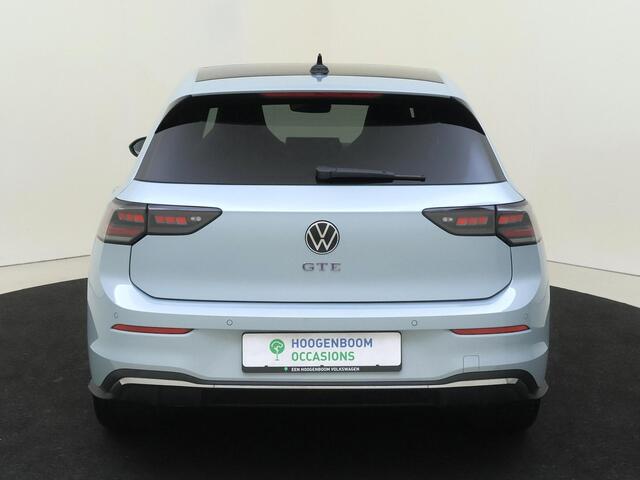 Volkswagen GOLF 1.5 eHybrid GTE | SoH 100% | Panoramadak | Lederen bekleding 'Vienna' | Adaptieve demping | Trekhaak | Head-up display | 360 camera | Stoelventilatie voor | Parkeerassistent |