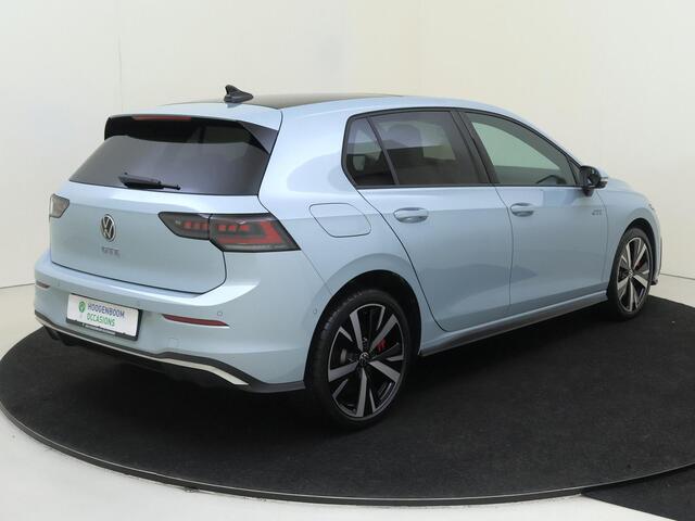 Volkswagen GOLF 1.5 eHybrid GTE | SoH 100% | Panoramadak | Lederen bekleding 'Vienna' | Adaptieve demping | Trekhaak | Head-up display | 360 camera | Stoelventilatie voor | Parkeerassistent |