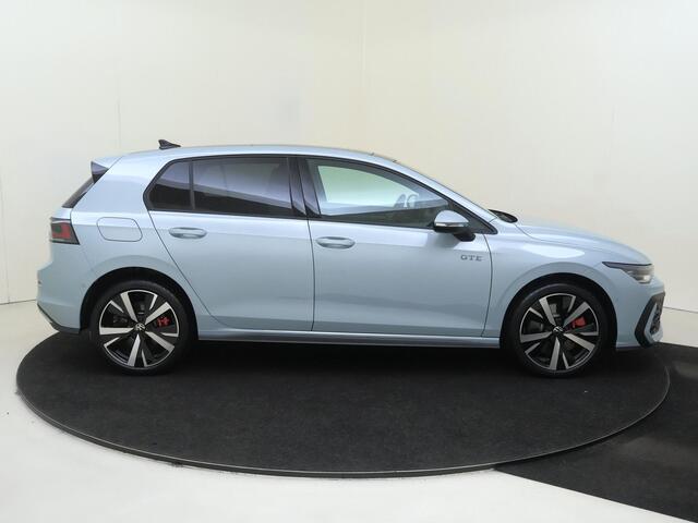 Volkswagen GOLF 1.5 eHybrid GTE | SoH 100% | Panoramadak | Lederen bekleding 'Vienna' | Adaptieve demping | Trekhaak | Head-up display | 360 camera | Stoelventilatie voor | Parkeerassistent |