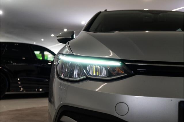 Volkswagen GOLF Variant 1.0 eTSI Life 111PK | Sfeer | Carplay | Dodehoek&ACC | Stoel&Stuurverw. | Garantie