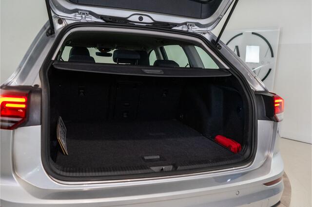 Volkswagen GOLF Variant 1.0 eTSI Life 111PK | Sfeer | Carplay | Dodehoek&ACC | Stoel&Stuurverw. | Garantie