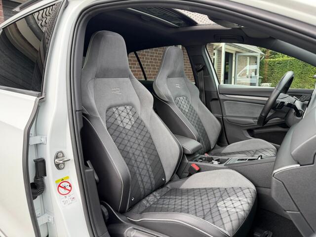Volkswagen GOLF 1.5 ETSI 150PK R-LINE PANORAMA TREKHAAK CARPLAY