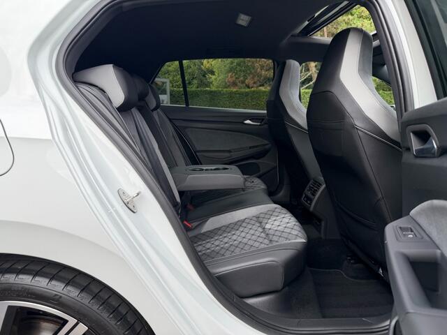Volkswagen GOLF 1.5 ETSI 150PK R-LINE PANORAMA TREKHAAK CARPLAY